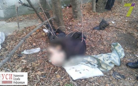 Возле Малиновского райсуда насмерть замерз бездомный (фото) «фото»