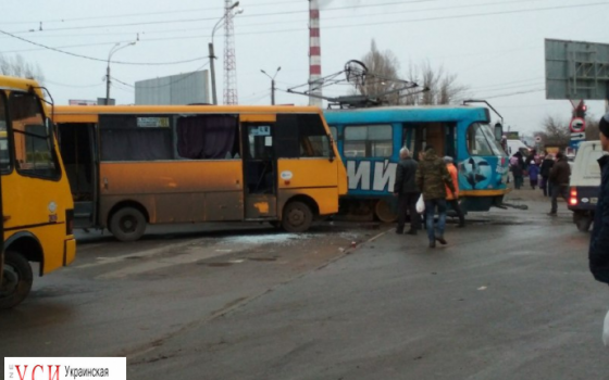 На поселке Котовского две маршрутки столкнулись с трамваем (фото) «фото»