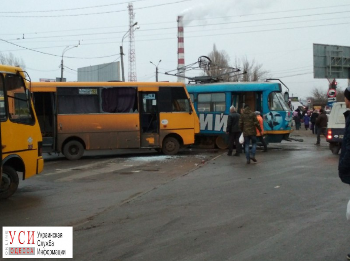 На поселке Котовского две маршрутки столкнулись с трамваем (фото) «фото»