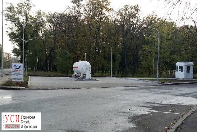 Незаконную газовую заправку установили прямо на въезде в аэропорт “Одесса” (фото) «фото»