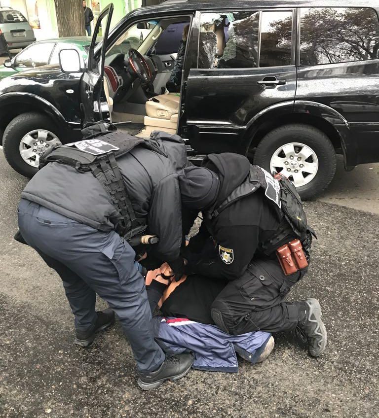 В центре Одессы задержали чиновников-вымогателей «фото»