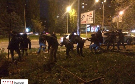Ночью в Одессе активисты разрушили строительный забор на зеленой зоне (фото) «фото»