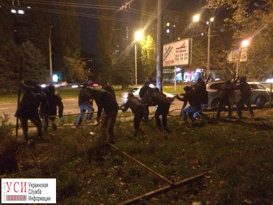 Ночью в Одессе активисты разрушили строительный забор на зеленой зоне (фото) «фото»
