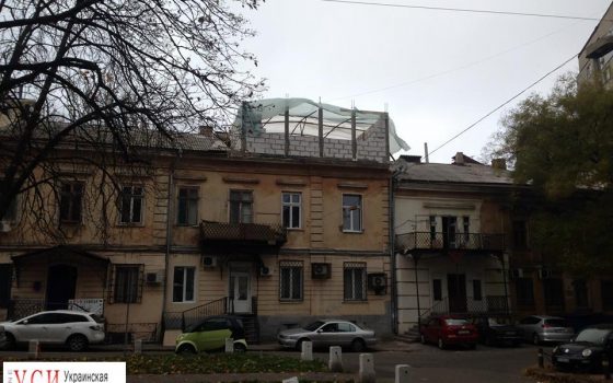 В Одессе на крыше двухсотлетнего здания строят “курятник” из газобетона (фото) «фото»