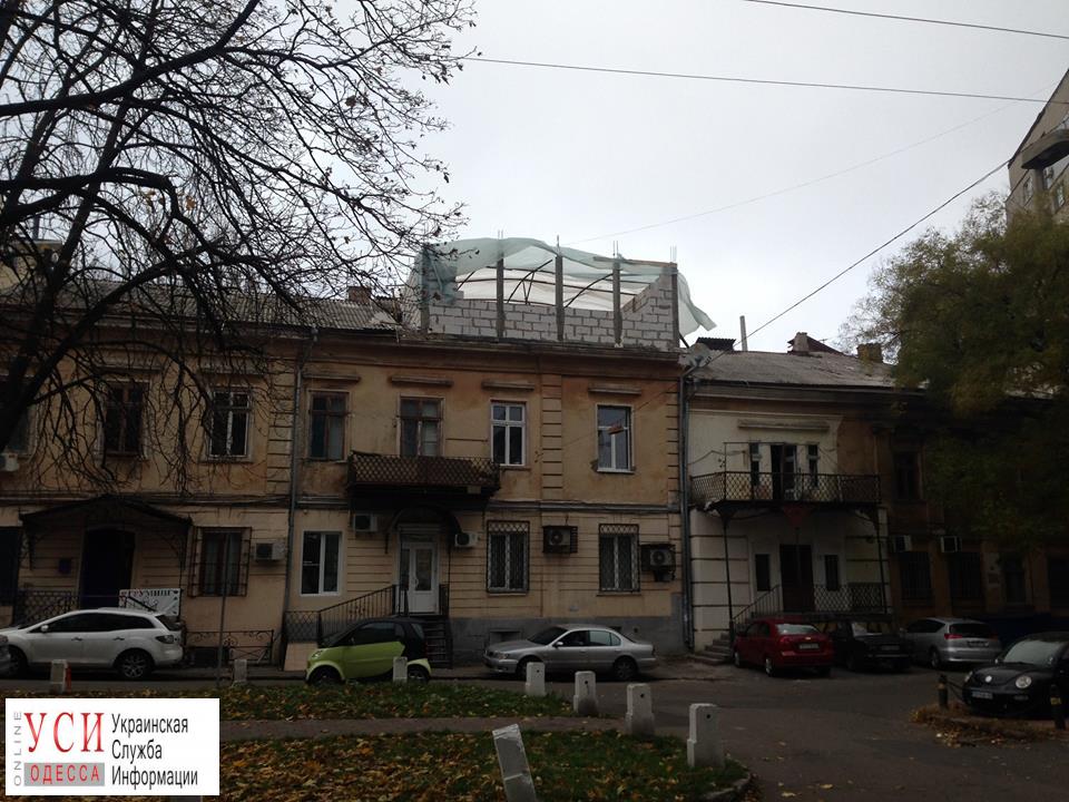 В Одессе на крыше двухсотлетнего здания строят “курятник” из газобетона (фото) «фото»