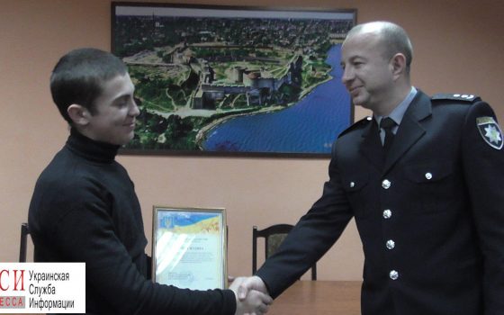 Первокурсник одесского института МВД задержал троих мужчин с трубами и битами в руках (фото) «фото»