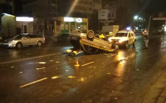 Машина охранной фирмы ночью перевернулась на Королева (фото) «фото»