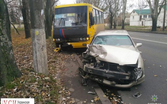 На поселке Котовского маршрутка столкнулась с легковушкой: трое пострадавших (фото) «фото»