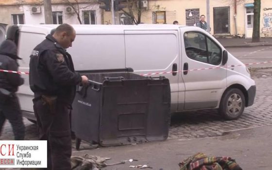 В центре Одессы в мусорном баке нашли труп в мешке (фото) «фото»