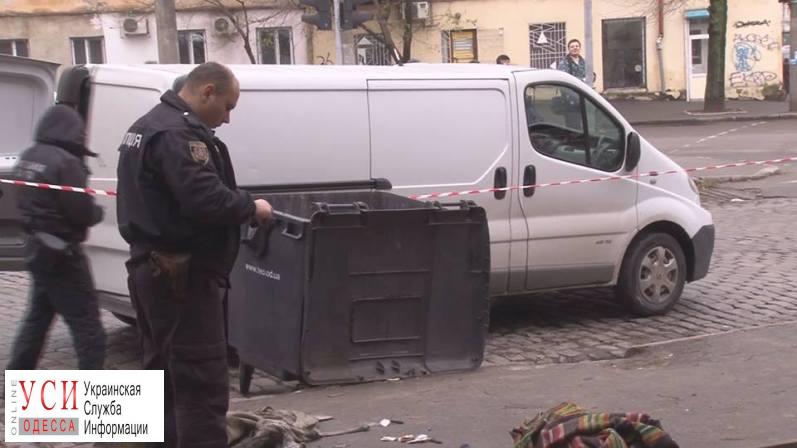 В центре Одессы в мусорном баке нашли труп в мешке (фото) «фото»