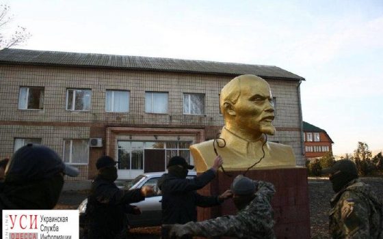 В Шабо снесли бюст Ленину (фото) «фото»