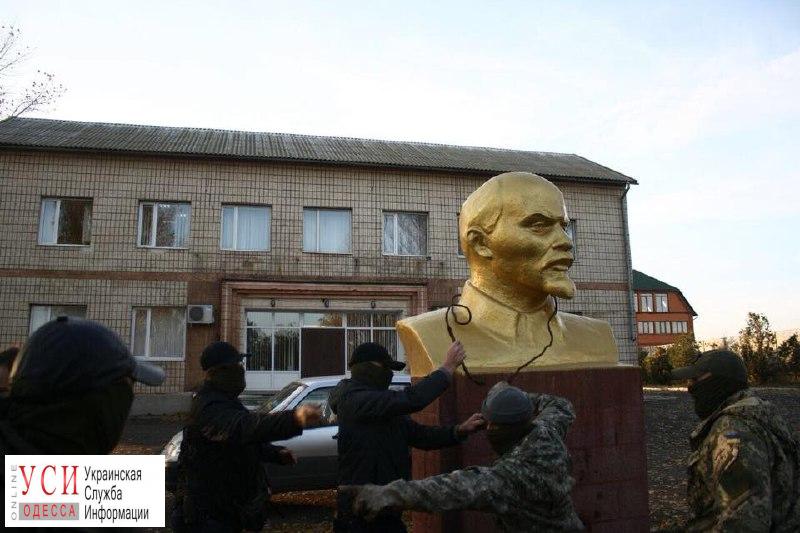 В Шабо снесли бюст Ленину (фото) «фото»