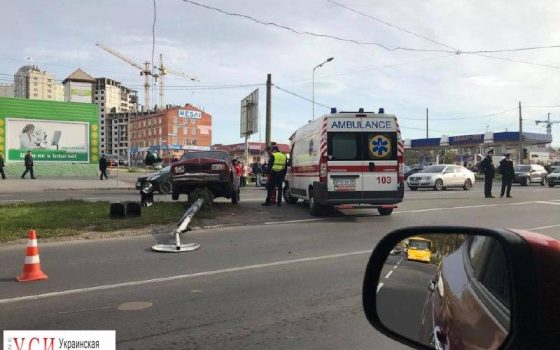 Автомобиль “Жигули” снес дорожный знак на Днепропетровской дороге (фото) «фото»