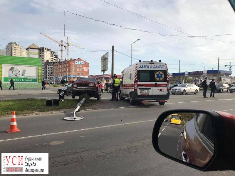 Автомобиль “Жигули” снес дорожный знак на Днепропетровской дороге (фото) «фото»