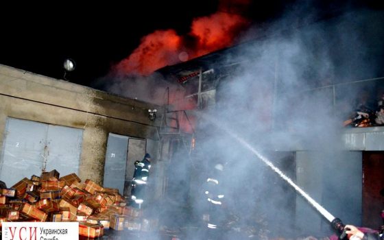 В Одессе сгорел склад на “7 километре” (фото, видео) «фото»