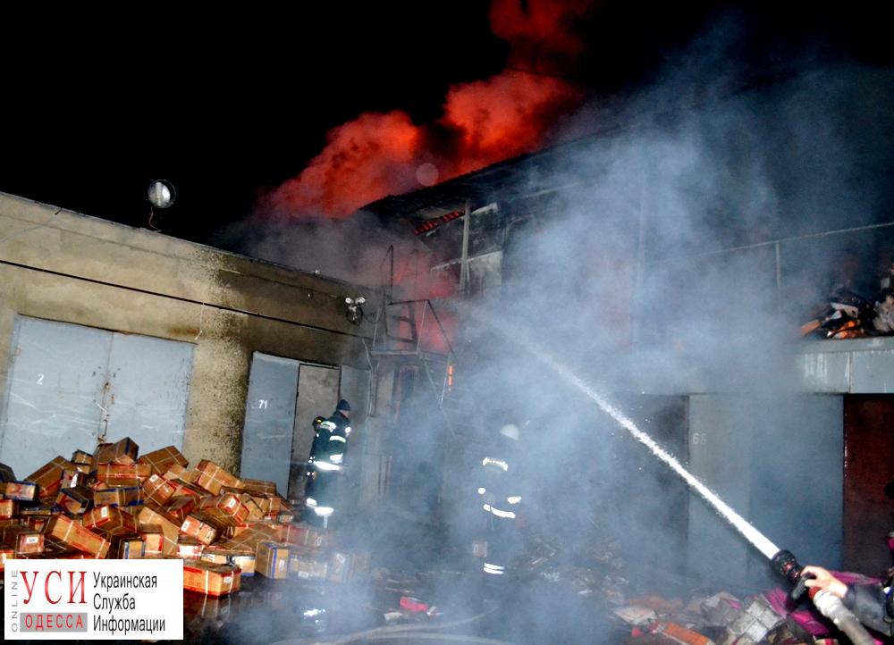В Одессе сгорел склад на “7 километре” (фото, видео) «фото»