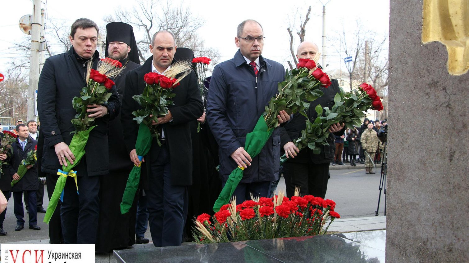 Одесситы возложили цветы к памятному знаку жертвам Голодомора (фото) «фото»