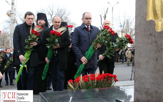 Одесситы возложили цветы к памятному знаку жертвам Голодомора (фото) «фото»
