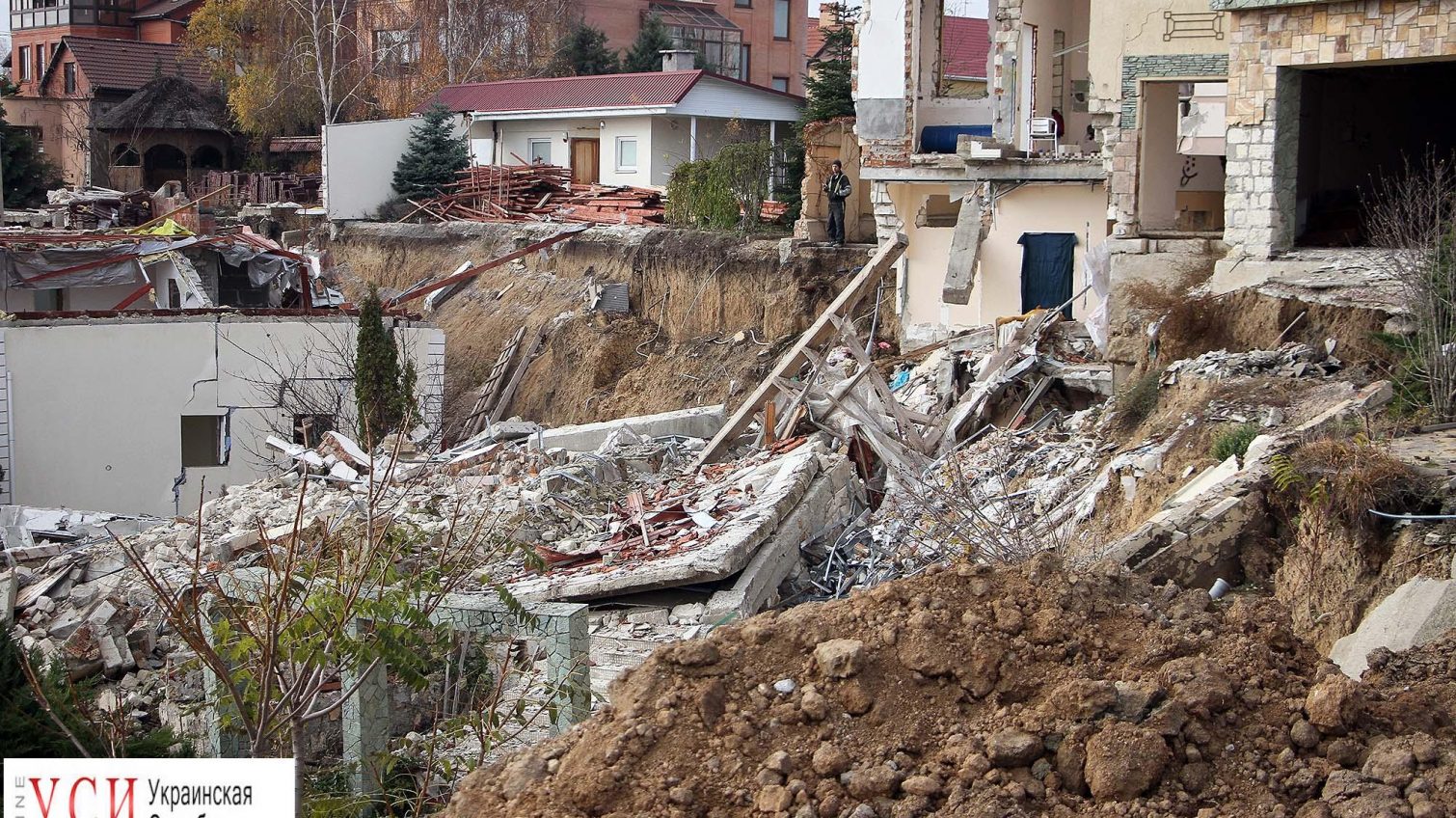 Эвакуация куреней: в Черноморске экстренно спасают имущество от оползней и волн (фоторепортаж) «фото»