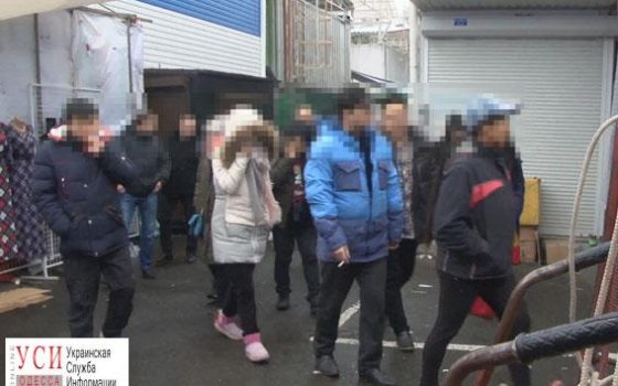 Правоохранители провели рейды по одесским рынкам в поисках нелегалов (фото) «фото»