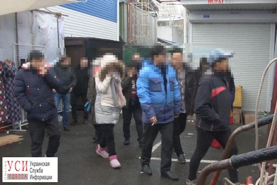 Правоохранители провели рейды по одесским рынкам в поисках нелегалов (фото) «фото»