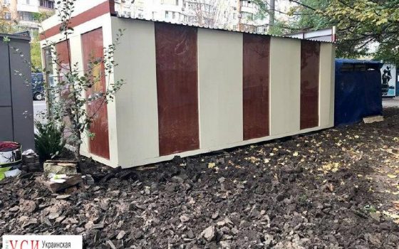 В Одессе на Королева прямо на цветнике поставили МАФ: с клумбы перед этим исчезли деревья и цветы (фото) «фото»