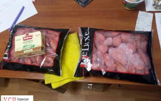 В одесском супермаркете поймали девушку, которая пыталась вынести на себе замороженные креветки (фото) «фото»