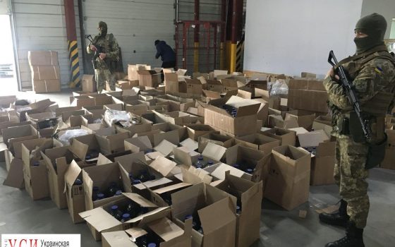 В офисе логистической компании в Одессе нашли крупную партию водки и коньяка (фото, видео) «фото»