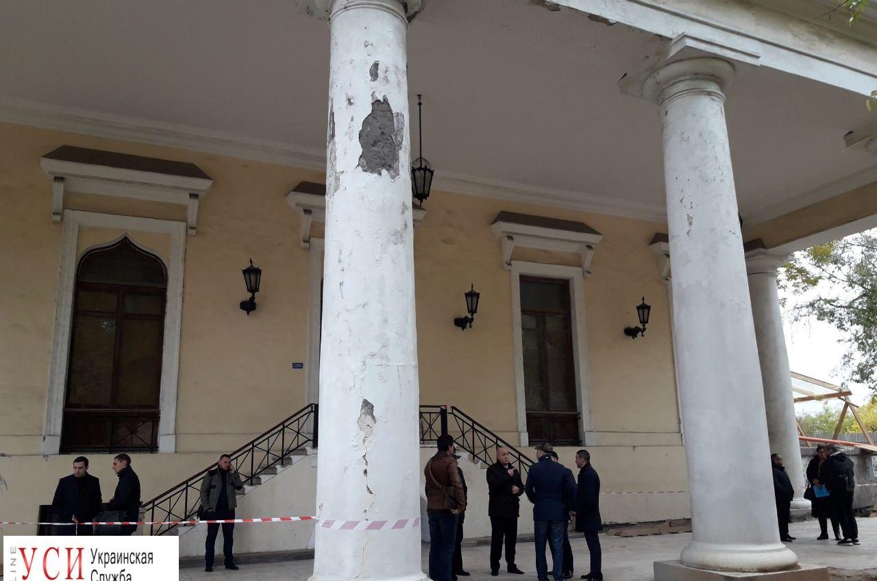 Под “саркофагом”: Воронцовский дворец и колоннаду продолжают реставрировать под куполом (фото, видео) «фото»