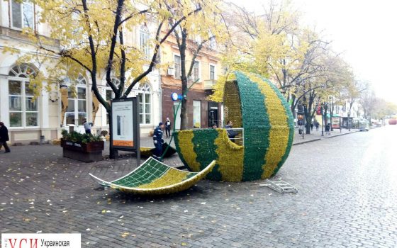 На Дерибасовской убрали огромные декоративные “фрукты” «фото»