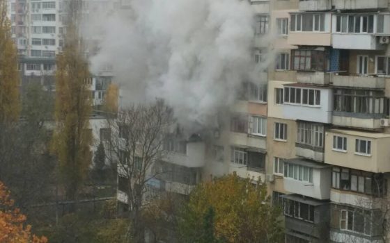 В Одессе из-за неисправной розетки вспыхнул балкон с пластиковой обшивкой (фото) «фото»