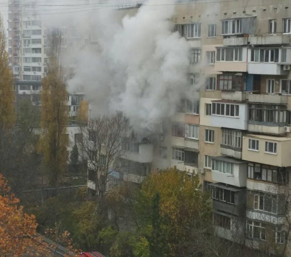 В Одессе из-за неисправной розетки вспыхнул балкон с пластиковой обшивкой (фото) «фото»