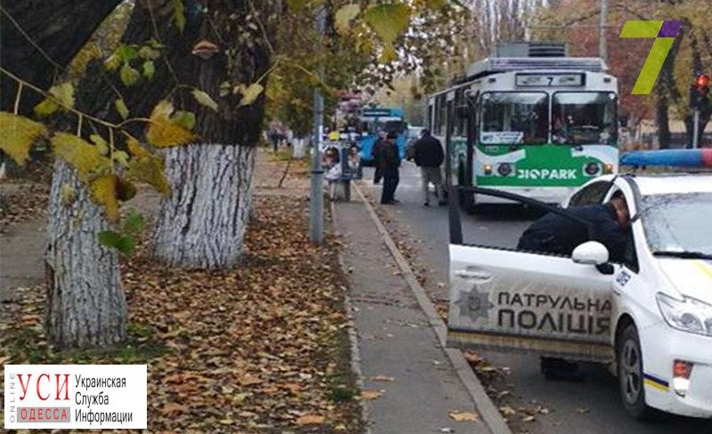 В Одессе ребенок попал под троллейбус на регулируемом пешеходном переходе «фото»