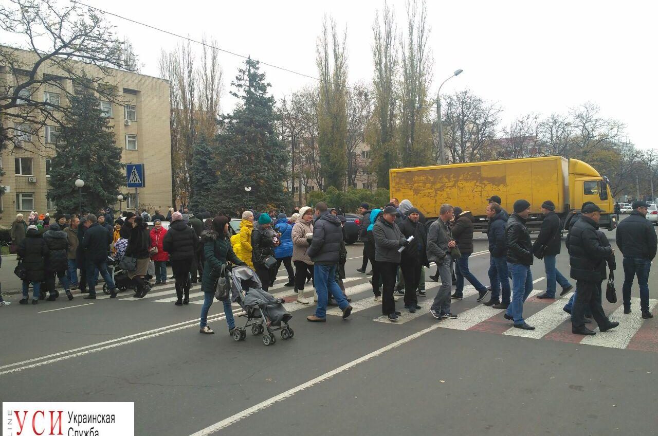 Без отопления: люди перекрыли дорогу на Генерала Петрова (фото, видео) «фото»