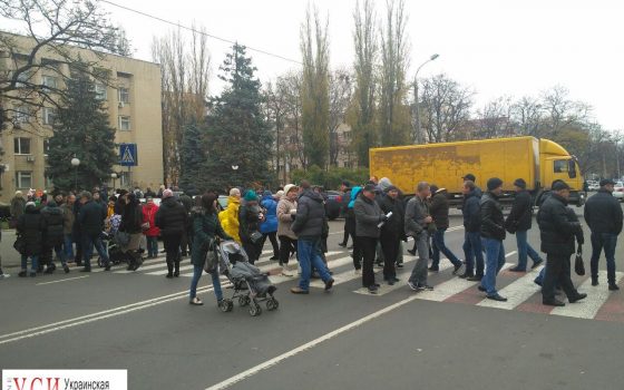 Без отопления: люди перекрыли дорогу на Генерала Петрова (фото, видео) «фото»