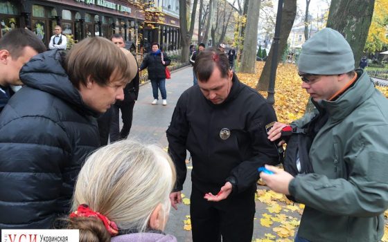 Митинг в Горсаду: активисты снесли ворота в Летний театр, начальник полиции ранен (фото) «фото»
