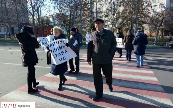 Жители Черноморска перекрыли центральную улицу из-за проблемы с оползнями（фото） «фото»