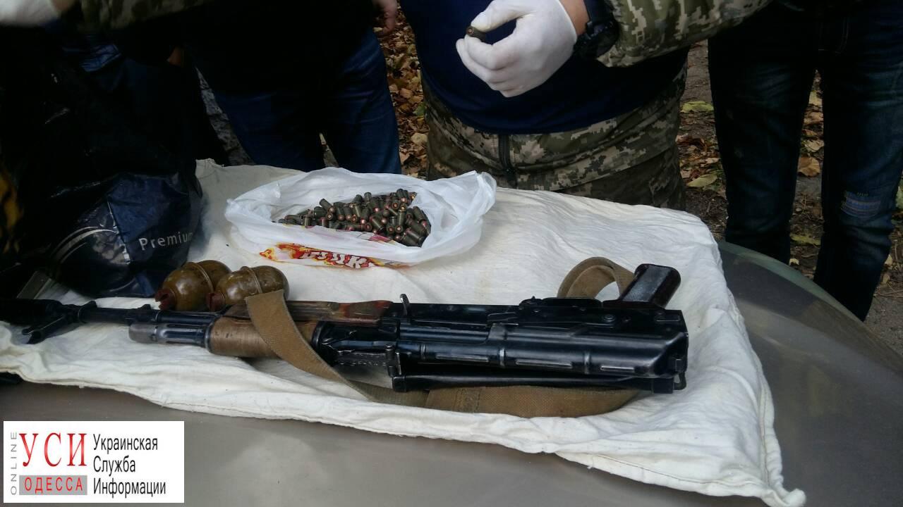 Правоохранители задержали мужчину, который уговаривал курсанта Одесской военной академии украсть и продать оружие (фото) «фото»