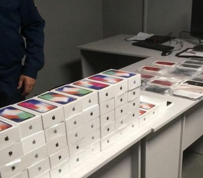 В одесском аэропорту задержали контрабанду iPhone X на миллион (фото) «фото»