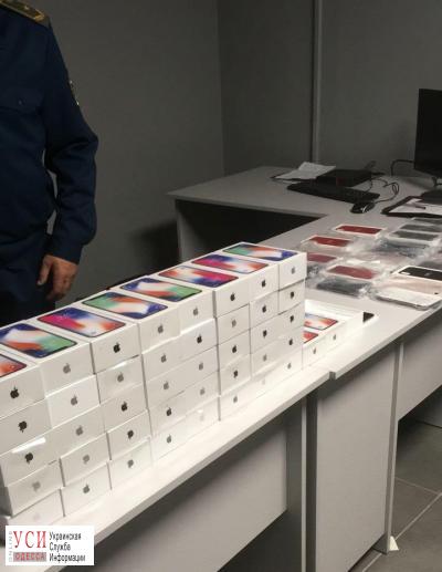 В одесском аэропорту задержали контрабанду iPhone X на миллион (фото) «фото»