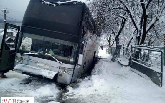 Автобус, который вез одесситов в Италию, застрял в снегу (фото) «фото»