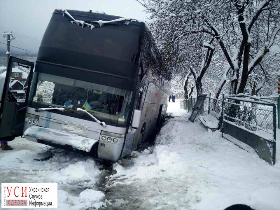 Автобус, который вез одесситов в Италию, застрял в снегу (фото) «фото»