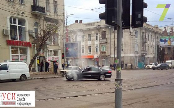 В Одессе задержали неадекватного водителя, который разбил витрину и устроил ДТП (фото, видео) «фото»