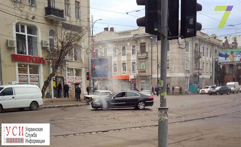 В Одессе задержали неадекватного водителя, который разбил витрину и устроил ДТП (фото, видео) «фото»