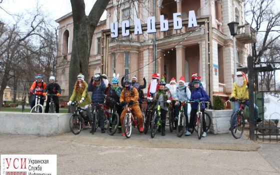 Новогодний велопробег: по Одессе проехались Санта Клаусы и Деды Морозы (фото) «фото»