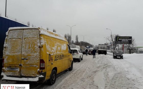На заснеженном участке трассы Одесса — Киев начали перераспределять движение (фото) «фото»