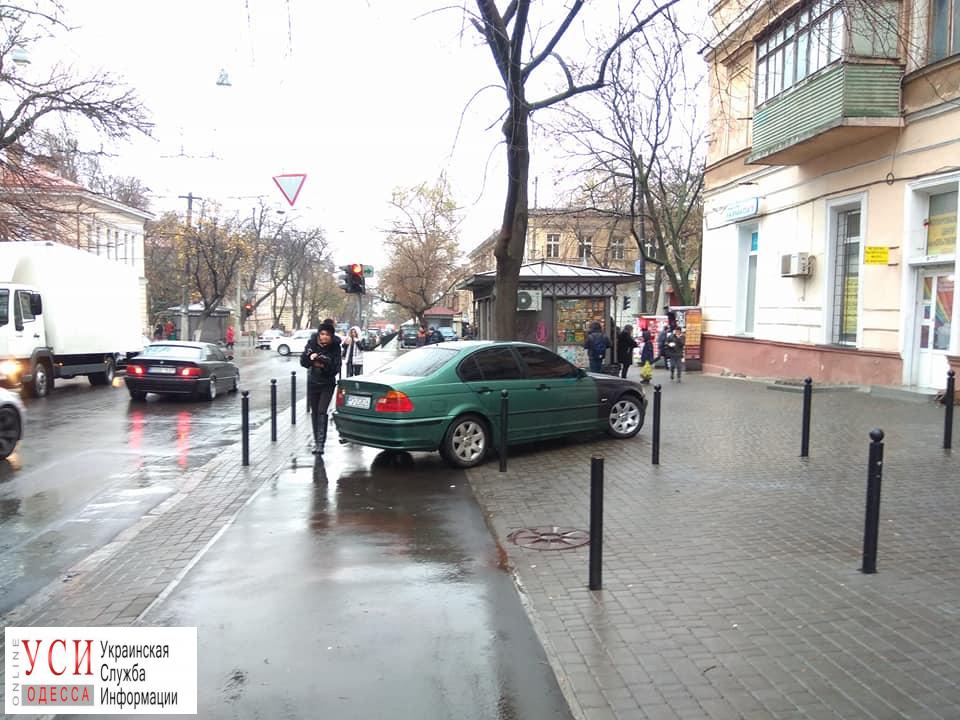 Велодорожка в центре Одессы превратилась в хаотичную парковку (фото) «фото»