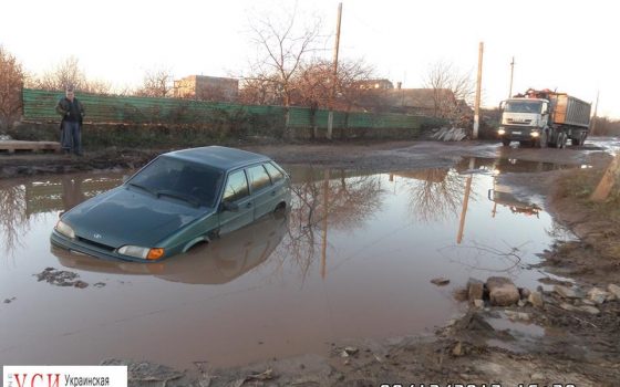 На дороге в Белгороде-Днестровском “тонут” машины (фото) «фото»