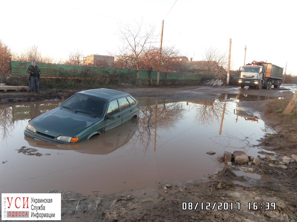 На дороге в Белгороде-Днестровском “тонут” машины (фото) «фото»