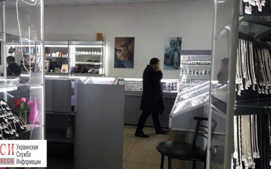 Ограбившая со стрельбой ювелирный магазин банда ушла от полиции по одесской трассе (фото) «фото»